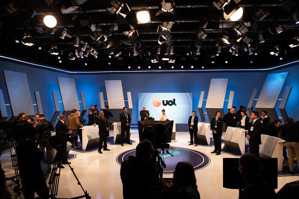 Seguranças em frente ao púlpito de cada candidato no debate da RedeTV/UOL — Foto: Imagem cedida à coluna