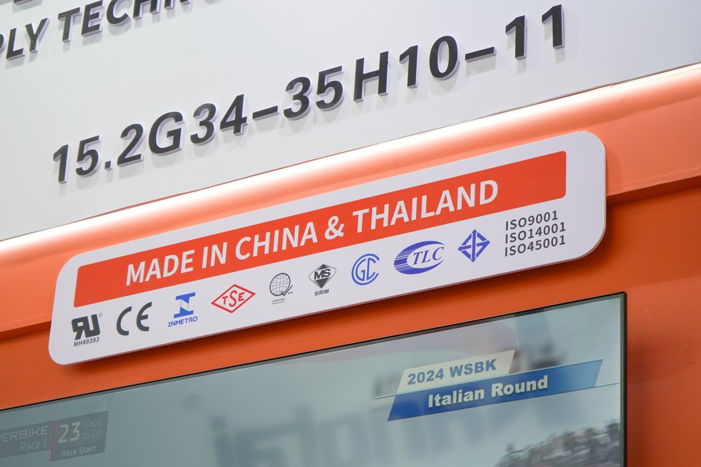 Um expositor com uma placa “Made in China & Thailand” na Feira de Cantão em Guangzhou, província de Guangdong, China — Foto: James Mayger/Bloomberg