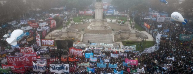 Manifestantes se reúnem em frente ao Congresso Nacional em Buenos Aires. Senadores argentinos discutem um pacote de reformas chave para o presidente de extrema direita Javier Milei, em uma sessão marcada por greves e manifestações em frente ao Congresso . — Foto: TOMAS CUESTA/AFP