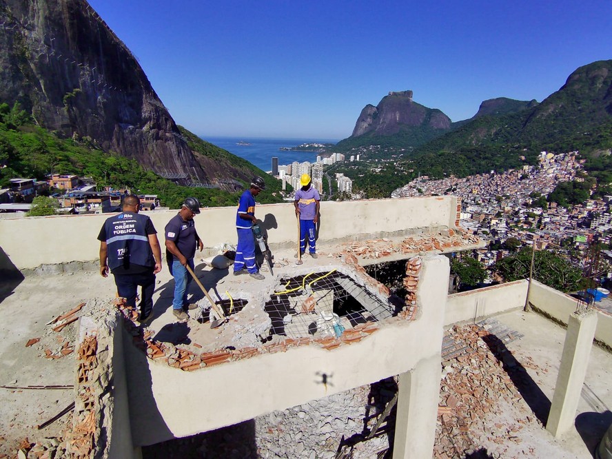 Mansão de luxo do tráfico avaliada em R$ 2,5 milhões é demolida na Rocinha  em ação do MP e Prefeitura