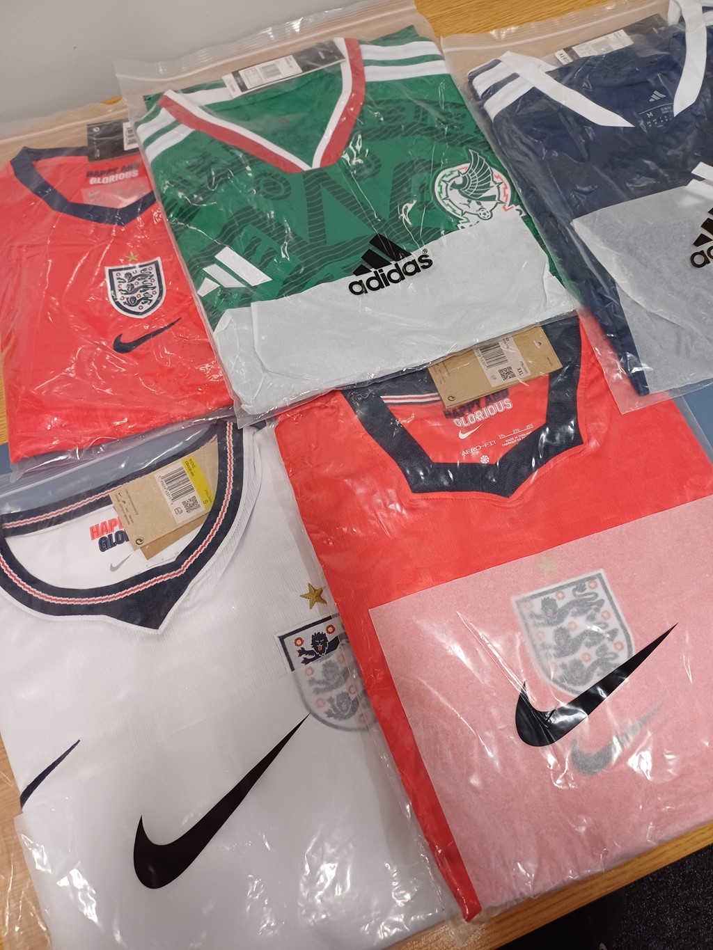 Mais de mil camisas de seleções falsas são apreendidas antes da Copa na Inglaterra; autoridades alertam para crime organizado