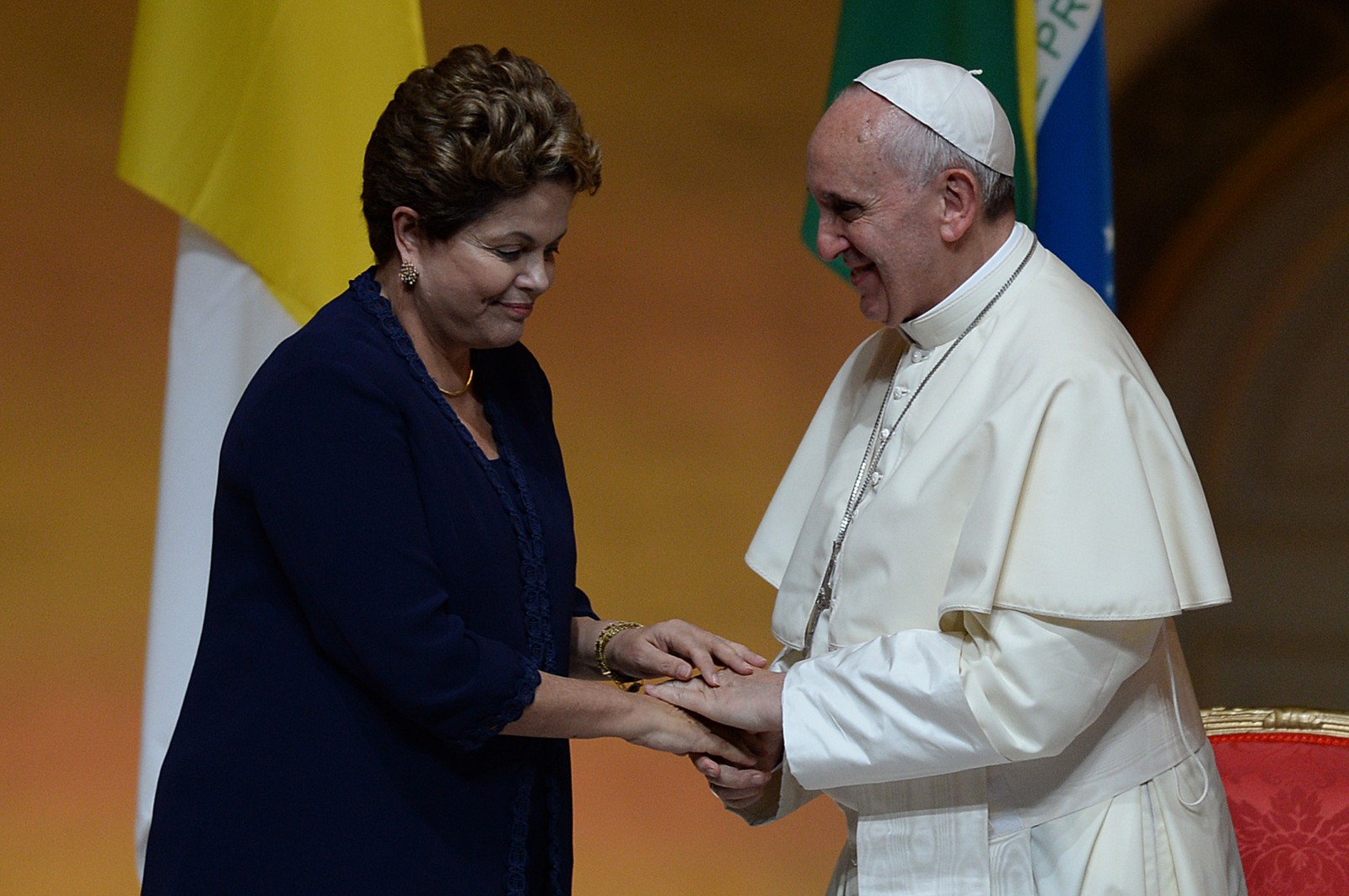 O Papa Francisco e a então presidente Dilma Rousseff durante a cerimônia no Palácio Guanabara, em 22 de julho de 2013 — Foto: AFP FOTO / VANDERLEI ALMEIDA