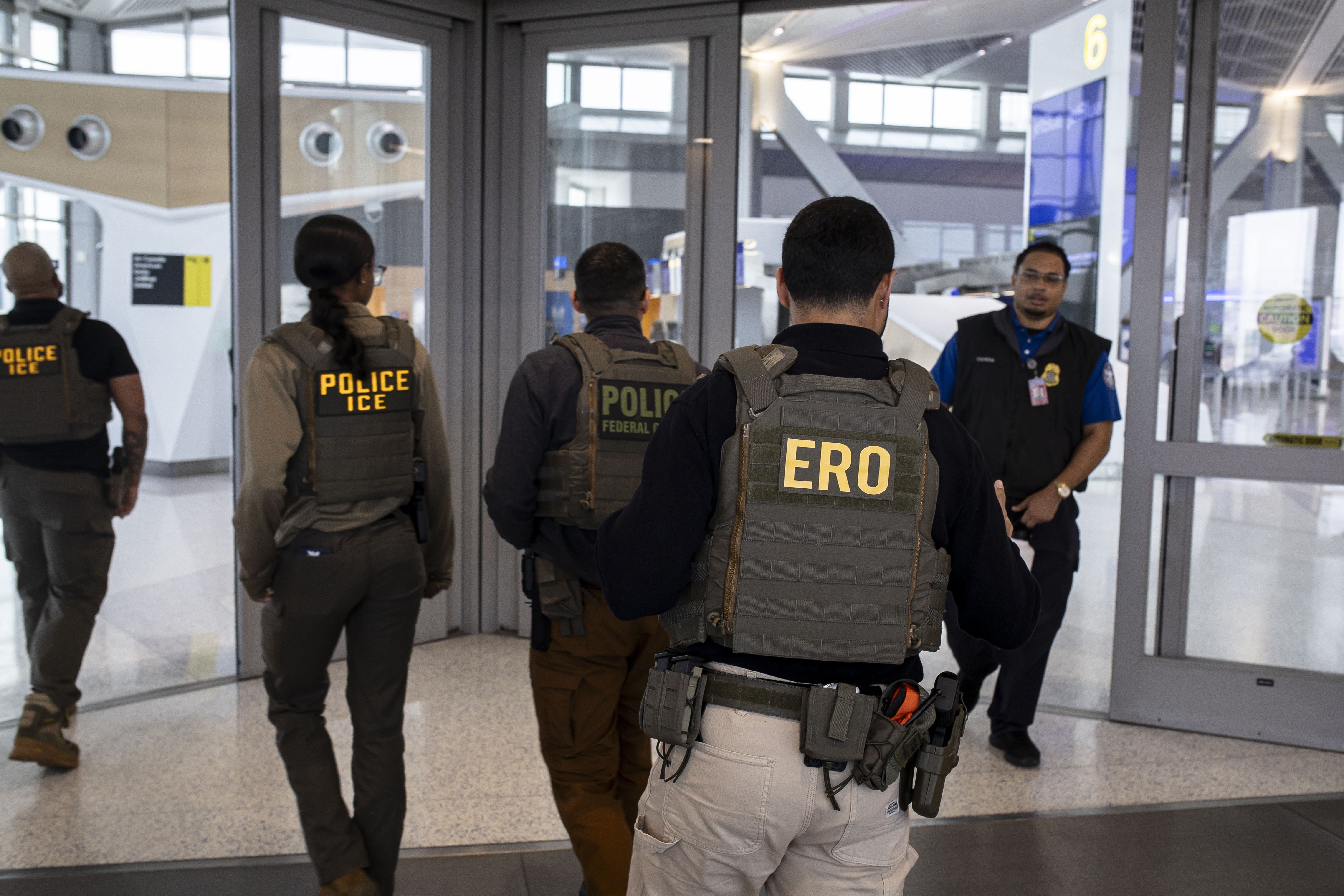 Agentes da polícia migratória estão em aeroportos dos Estados Unidos para patrulhas em meio a bloqueio orçamentário