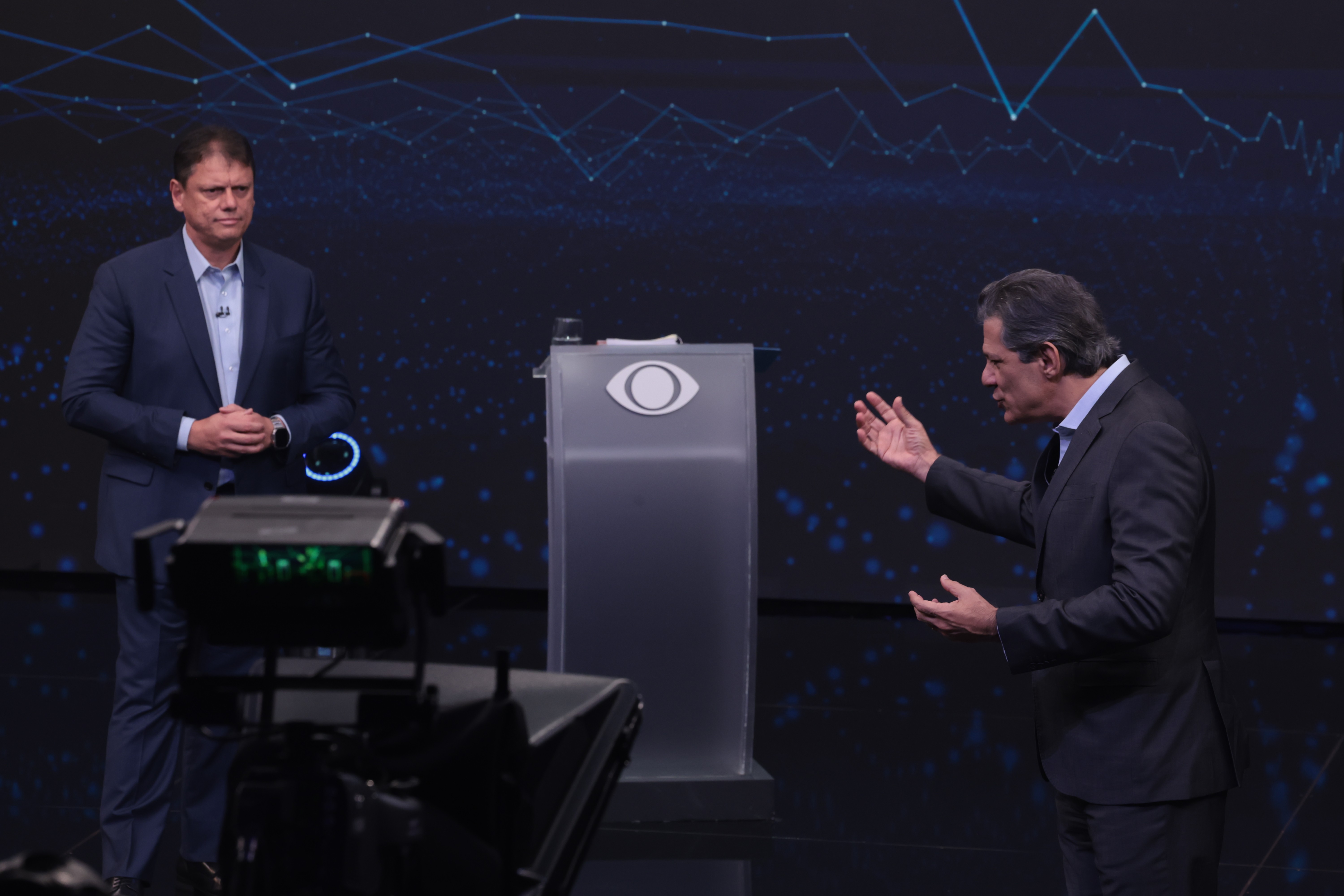 Tarcísio faz mistério, Haddad leva tropa: como será o primeiro dia de propaganda na TV dos candidatos ao governo de SP - QTU Questões do Universo