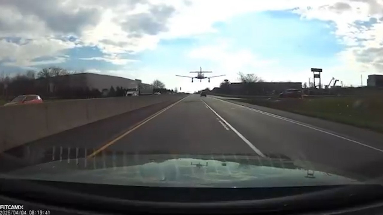 Avi&atilde;o faz pouso de emerg&ecirc;ncia em rodovia movimentada nos EUA e impressiona motoristas: 'Milagre de P&aacute;scoa'; assista