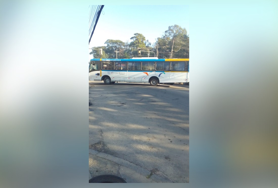 Cinco ônibus são sequestrados e usados como barricadas na Cidade de Deus durante operação da PM - QTU Questões do Universo
