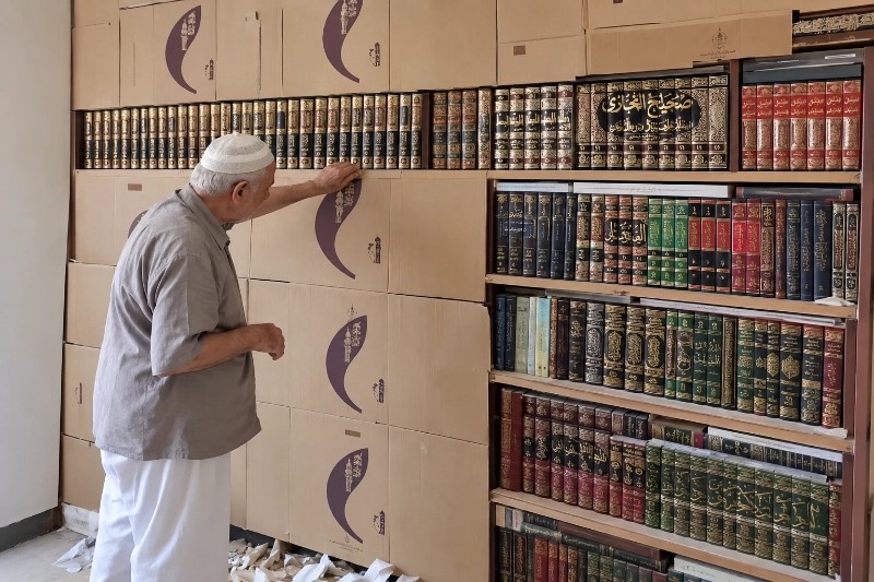 Sírio derruba parede e recupera biblioteca que escondeu há 15 anos por medo do regime de Assad