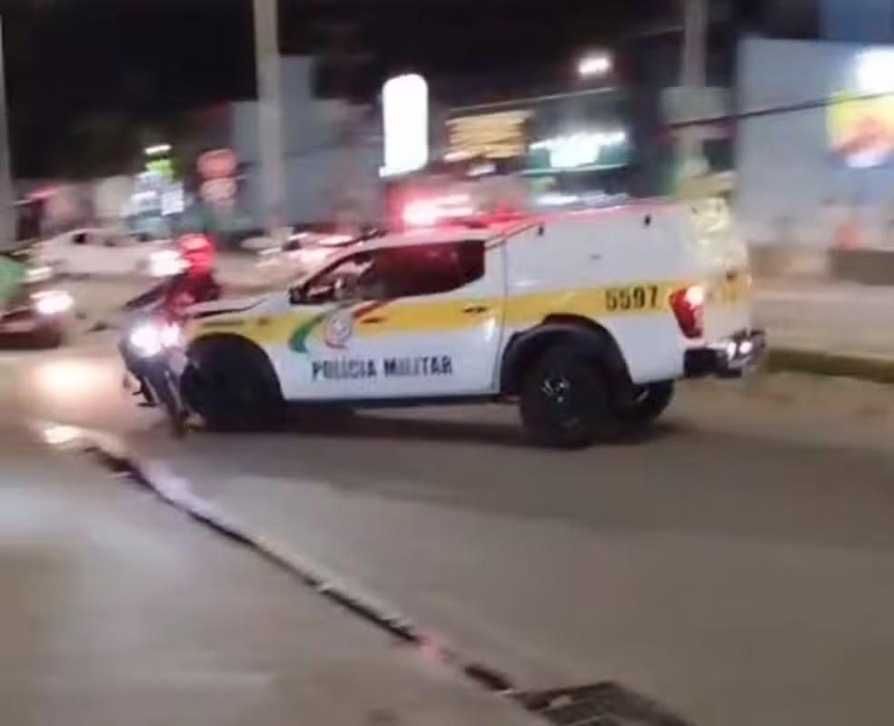 PM apura conduta de policiais que lançaram viatura contra motociclista em comemoração da vitória de Lula em Florianópolis; veja vídeo