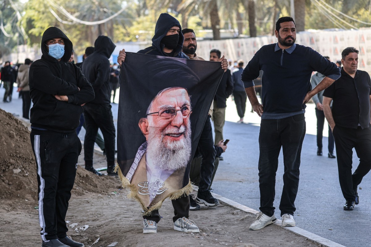 Ir&atilde; promete vingan&ccedil;a pela morte de Khamenei, enquanto Trump amea&ccedil;a resposta 'nunca vista' em caso de agravamento da retalia&ccedil;&atilde;o