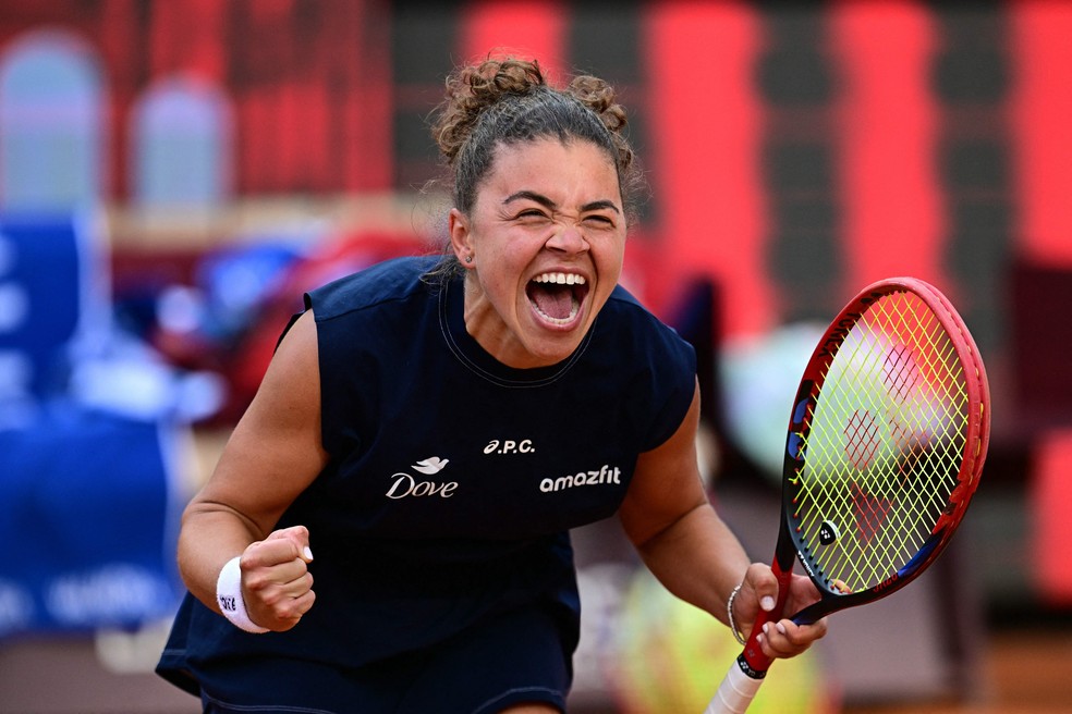 Italiana Jasmine Paolini comemora vitória do WTA 1000 de Roma, em que derrota Coco Gauff — Foto: Tiziana FABI / AFP