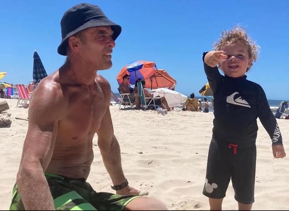 Paulo Zulu com o filho Kiron, de 1 ano, em praia na Guarda do Embaú, em Santa Catarina — Foto: Reprodução/Instagram