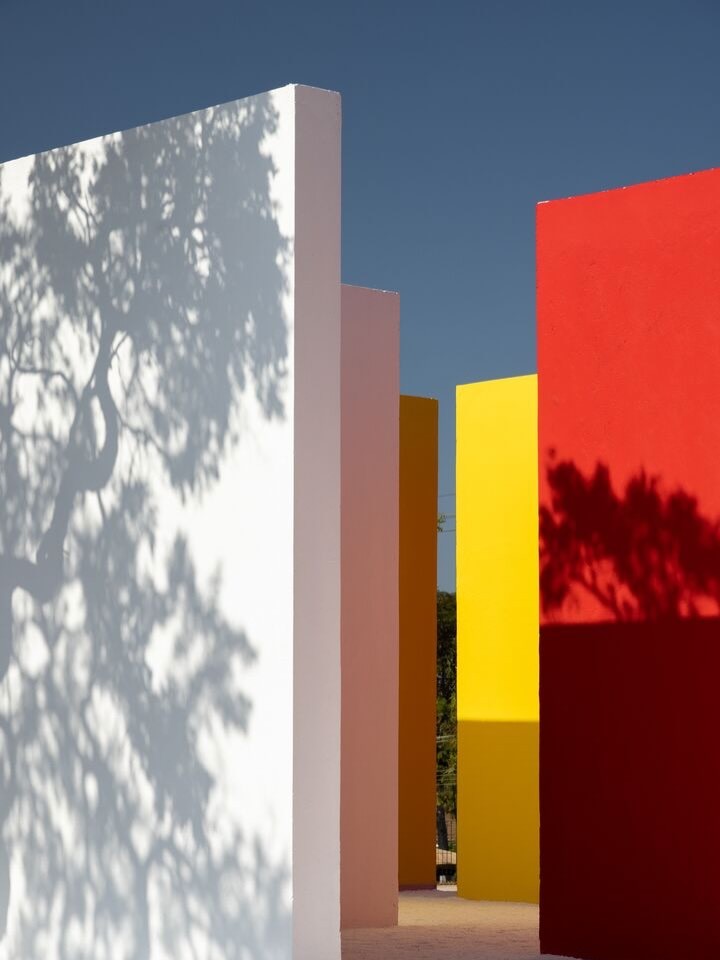 Inglaterra recebe obra de Hélio Oiticica, primeira instalação ao ar livre na Europa do artista brasileiro - QTU Questões do Universo