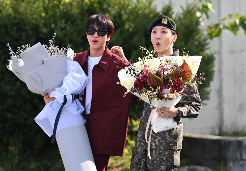 Outubro de 2024: Jin, o primeiro integrante do BTS a deixar o serviço militar, foi receber o amigo J-Hope na saída da base militar — Foto: JUNG YEON-JE / AFP