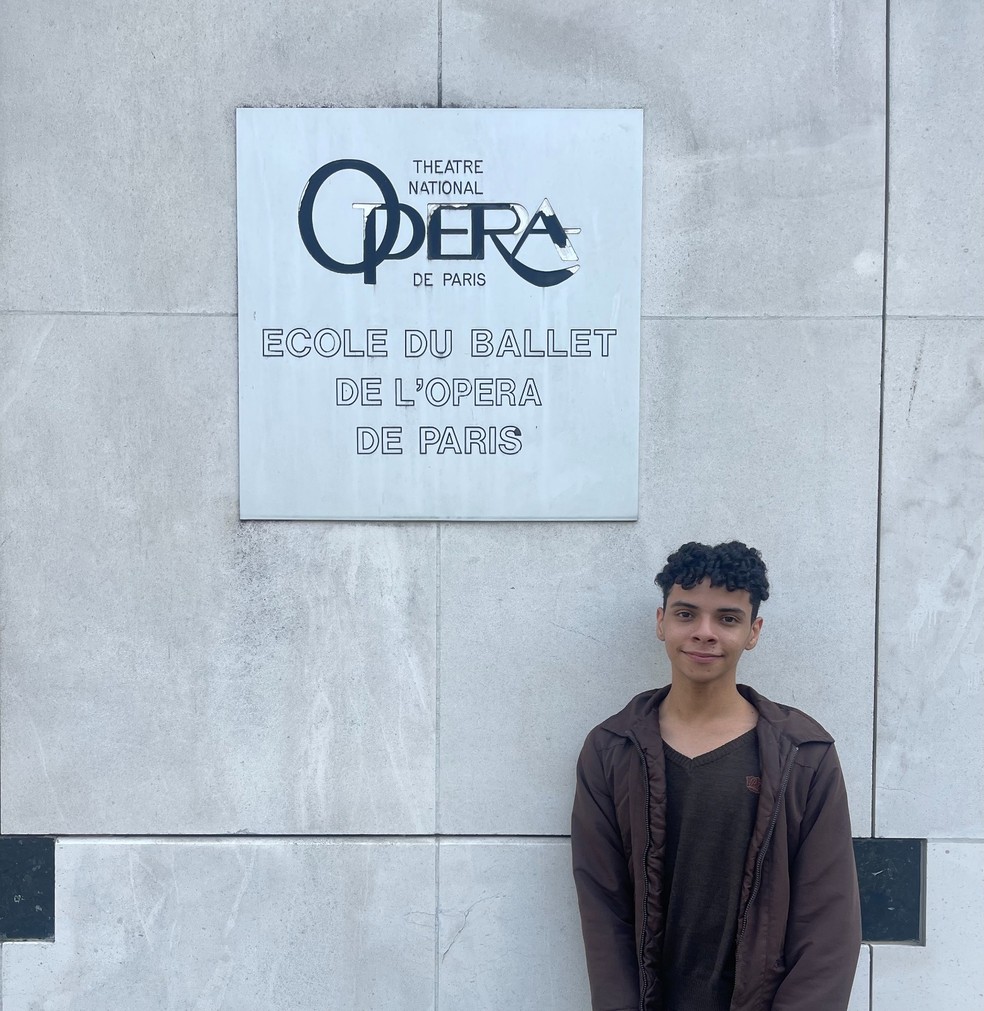 Marcos Sousa diante da Ópera Nacional de Paris — Foto: Reprodução