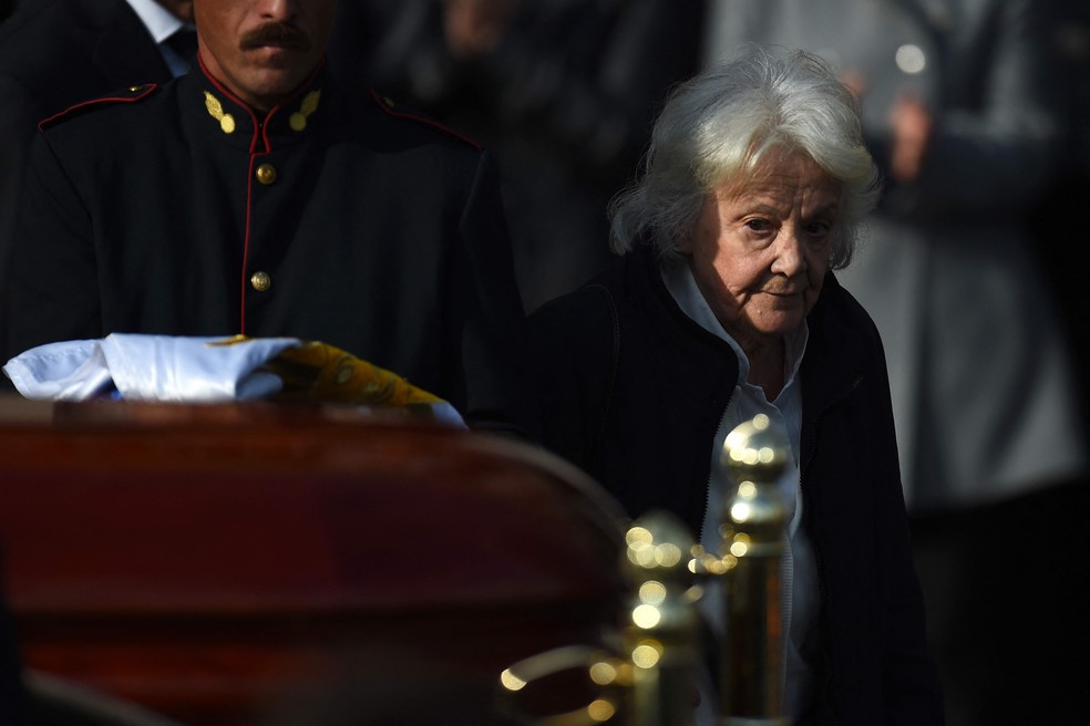 Lucia Topolansky, viúva de Mujica, acompanha cortejo — Foto: Dante Fernandez / AFP