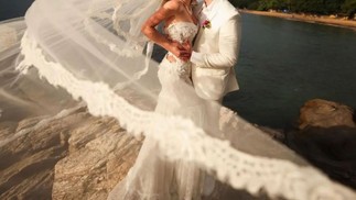 A apresentadora Jackeline Petkovic e o cantor Bruno Araújo se casaram em uma cerimônia à beira-mar no litoral paulista, em 2 de fevereiro