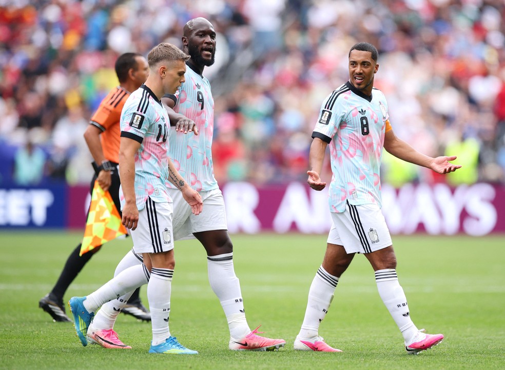 Tielemans e Trossard discutem no jogo entre Bélgica e Senegal, e Lukaku intervém — Foto: ALEX GRIMM / GETTY IMAGES NORTH AMERICA / Getty Images via AFP