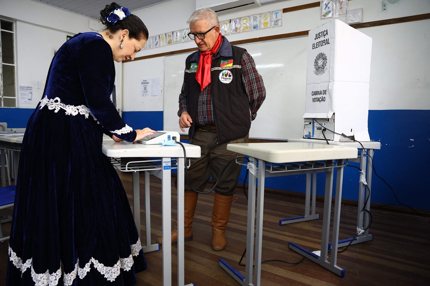 De barco, com traje típico gaúcho e até de peruca roxa, veja fotos de eleitores votando Brasil afora - Foto