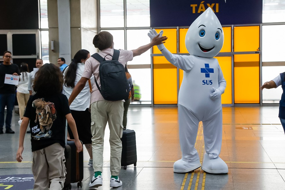Imunização contra o sarampo no Aeroporto do Galeão — Foto: Edu Kapps / SMS