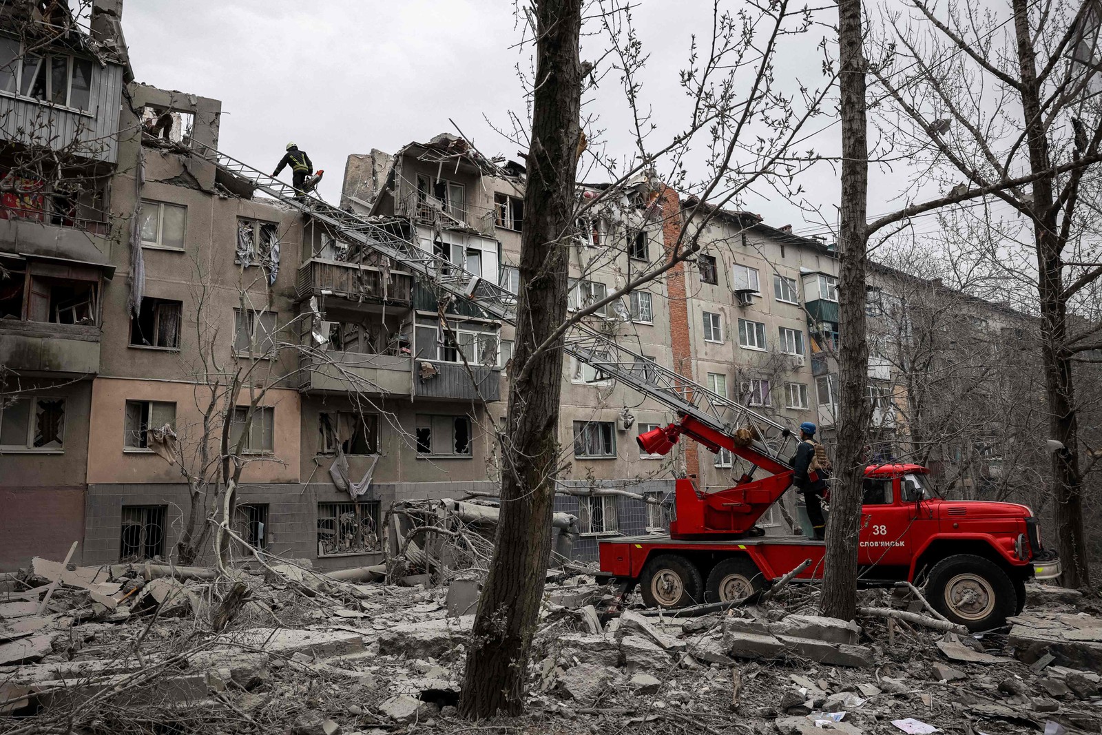 Jornalistas da AFP viram equipes de resgate cavando em busca de sobreviventes no último andar de um prédio residencial e fumaça negra saindo de casas em chamas do outro lado da rua — Foto: Anatolii Stepanov / AFP