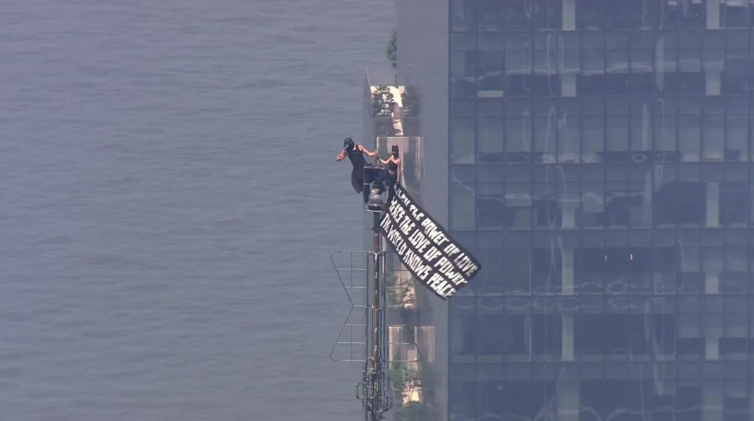 Casal é preso ao escalar até o topo do Empire State Building, em Nova York, para protestar e fazer noivado; vídeo