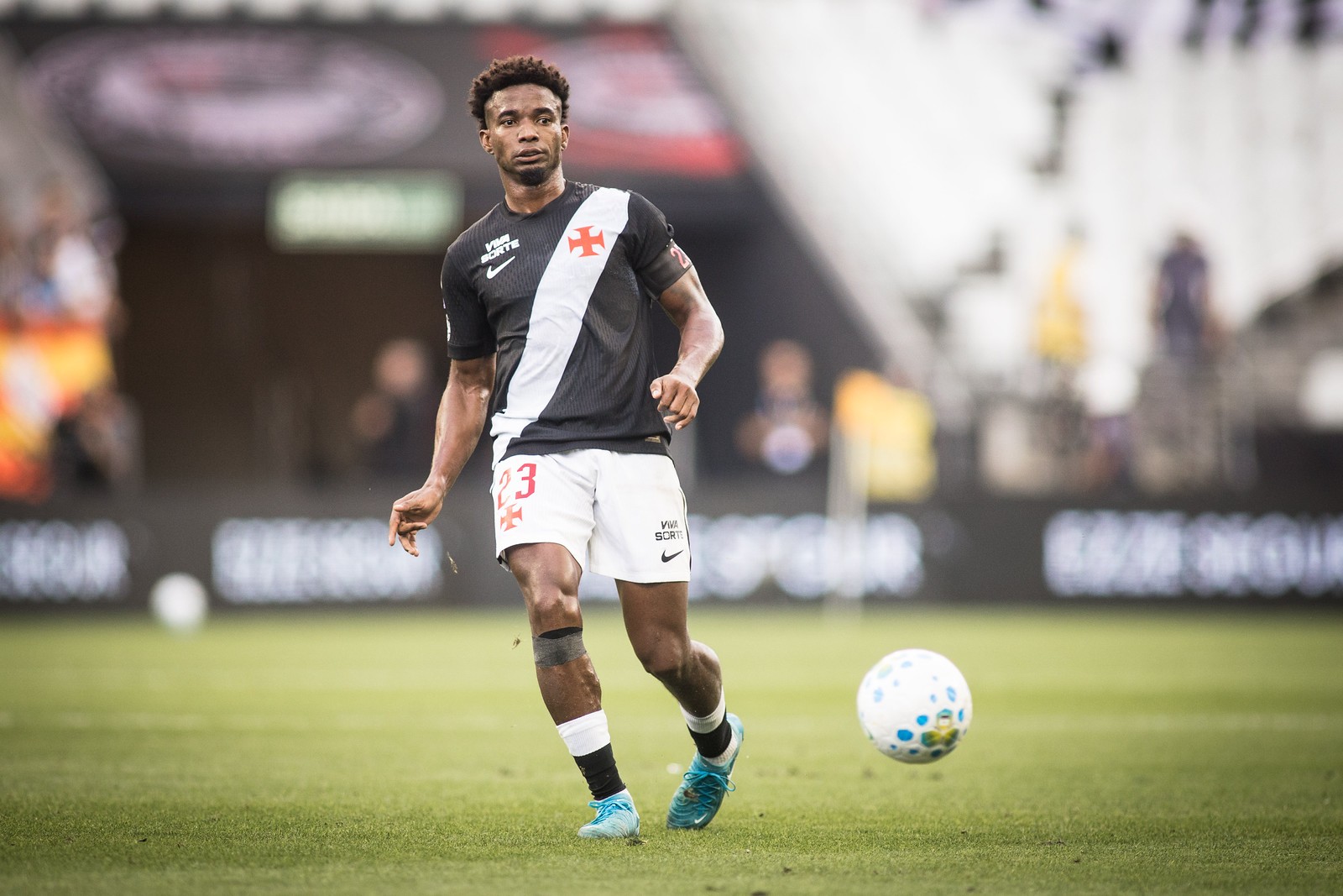 Thiago Mendes é absolvido pelo STJD e pode reforçar o Vasco contra o Flamengo, pelo Brasileirão