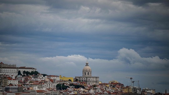 Em Portugal, milhares de brasileiros esperam documentos a menos de um mês do fim do SEF