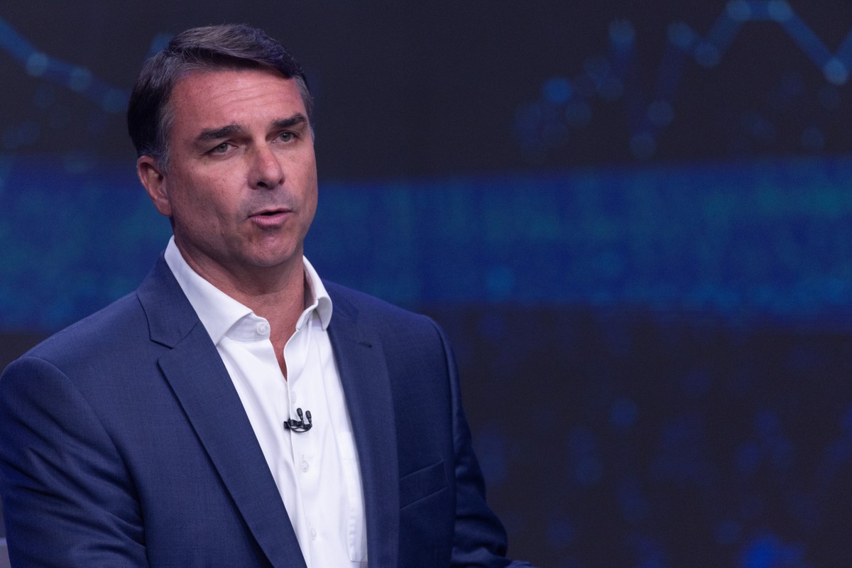 Flávio Bolsonaro solicita cassação da candidatura de Lula