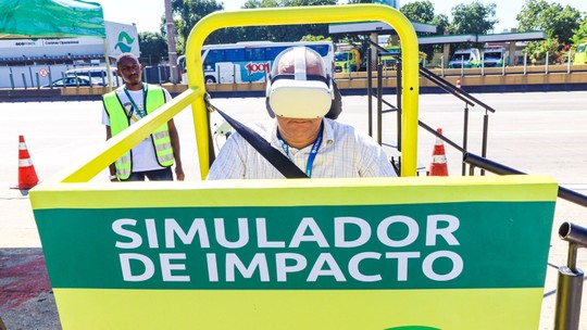 Ação na Ponte Rio-Niterói tem simulador de impacto e de embriaguez para conscientizar motoristas durante o Maio Amarelo