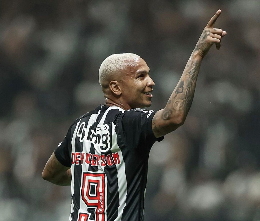 Deyverson comemora o segundo gol marcado sobre o River Plate