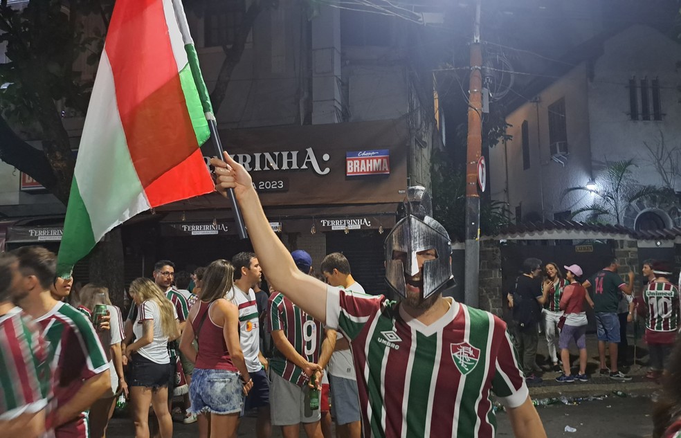 Tricolor, o advogado Leonardo Crivano foi às ruas comemorar o título da Libertadores do Fluminense — Foto: Davi Ferreira