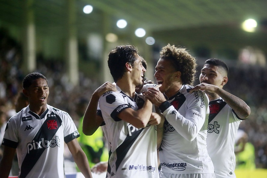 Marlon Gomes e Figueiredo comemoram um dos gols do Vasco sobre o Novorizontino