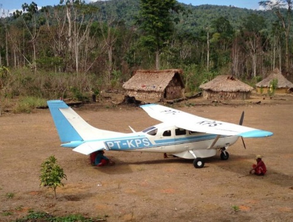 Avião do grjupo missionário Asas do Socorro pousa em uma aldeia no Vale do Javari — Foto: Asas do Socorro/Divulgação