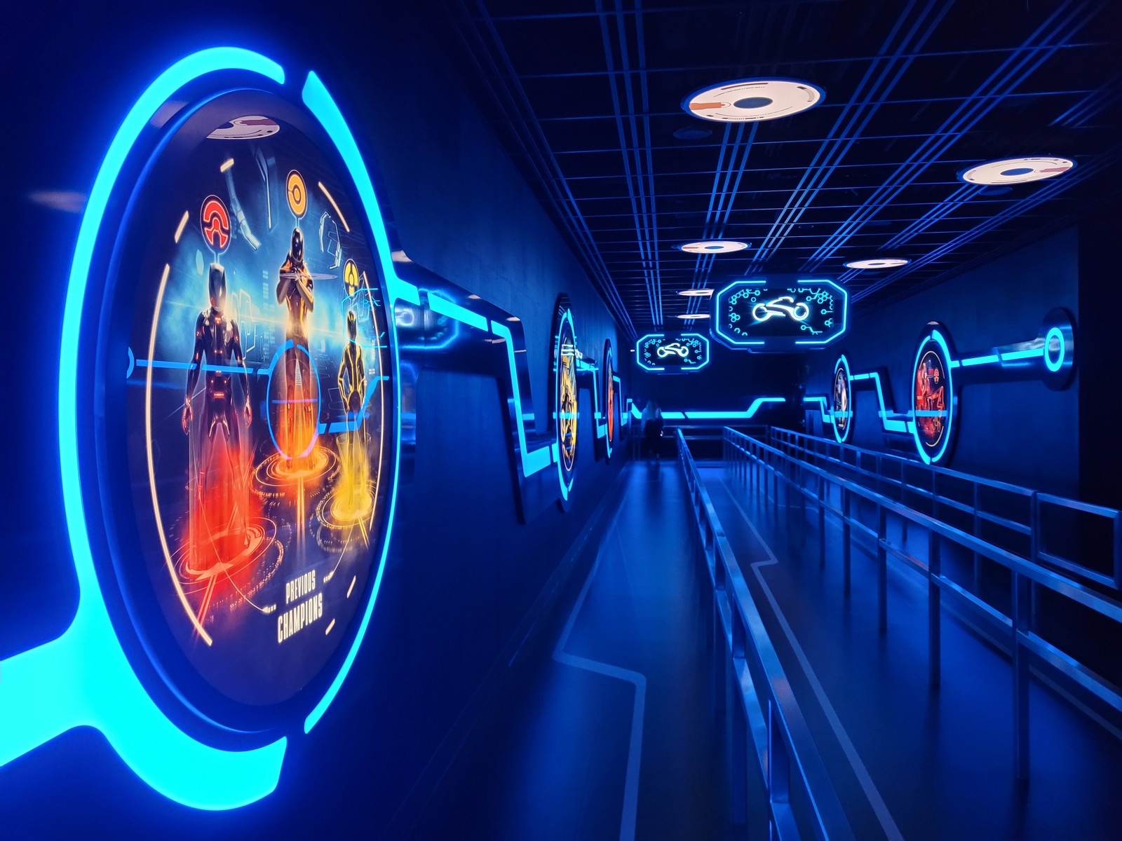 A ambientação da fila da montanha-russa Tron Lightcycle / Run, no Walt Disney World, faz o visitante se sentir dentro de um videogame — Foto: Eduardo Maia / O Globo