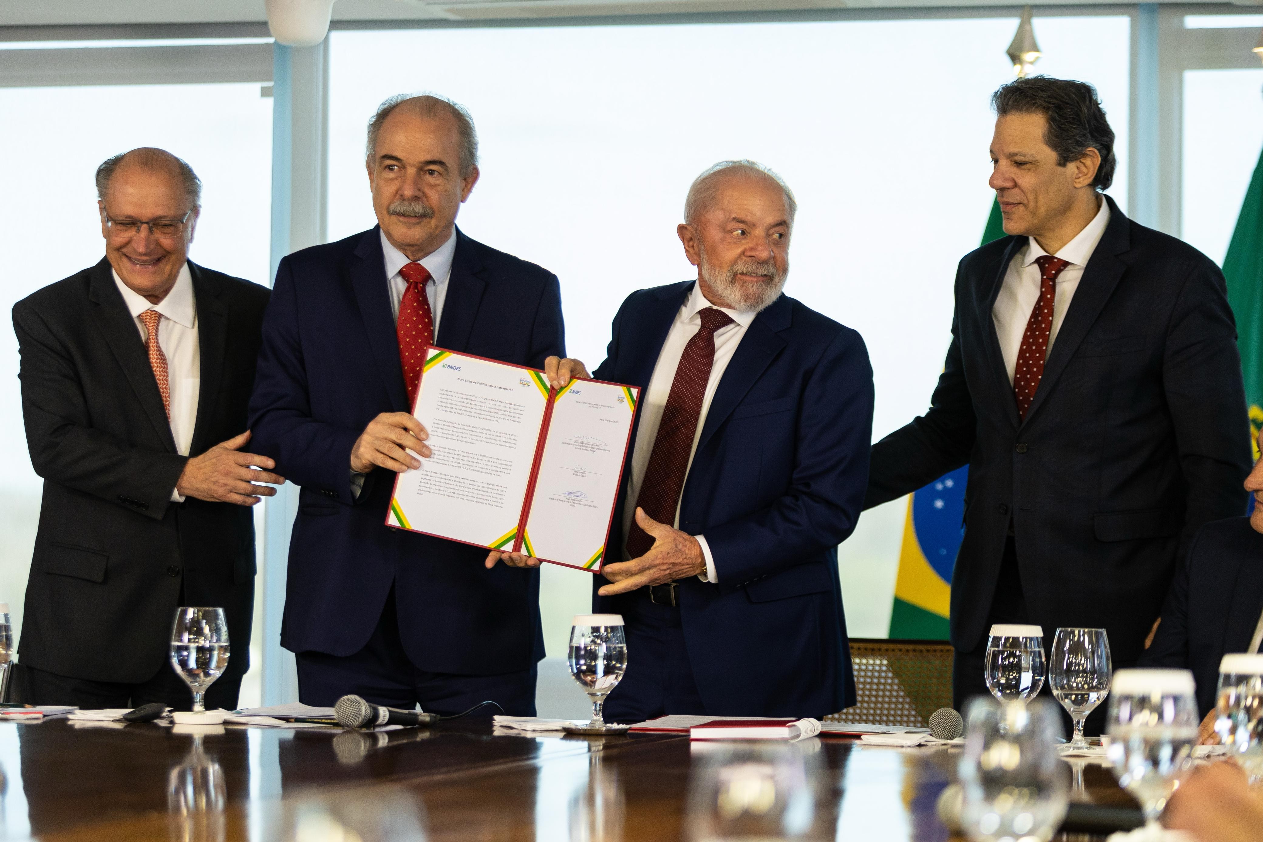 Lula assina decreto para impulsionar indústria, e Alckmin diz que medida ajudará em resposta ao tarifaço