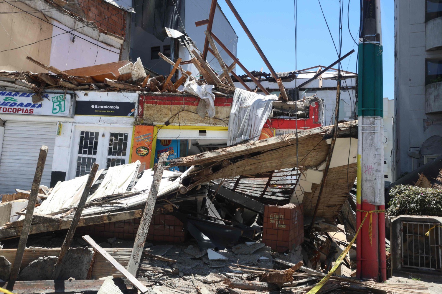 Vista de escombros após um terremoto em Manizales, Colômbia, em 10 de agosto de 2026. Um forte terremoto abalou a Colômbia e países vizinhos da América Latina em 10 de agosto de 2026, com equipes médicas se apressando para socorrer as vítimas depois que edifícios foram danificados ou desabaram em várias cidades. — Foto: Giovanny Galvez / AFP