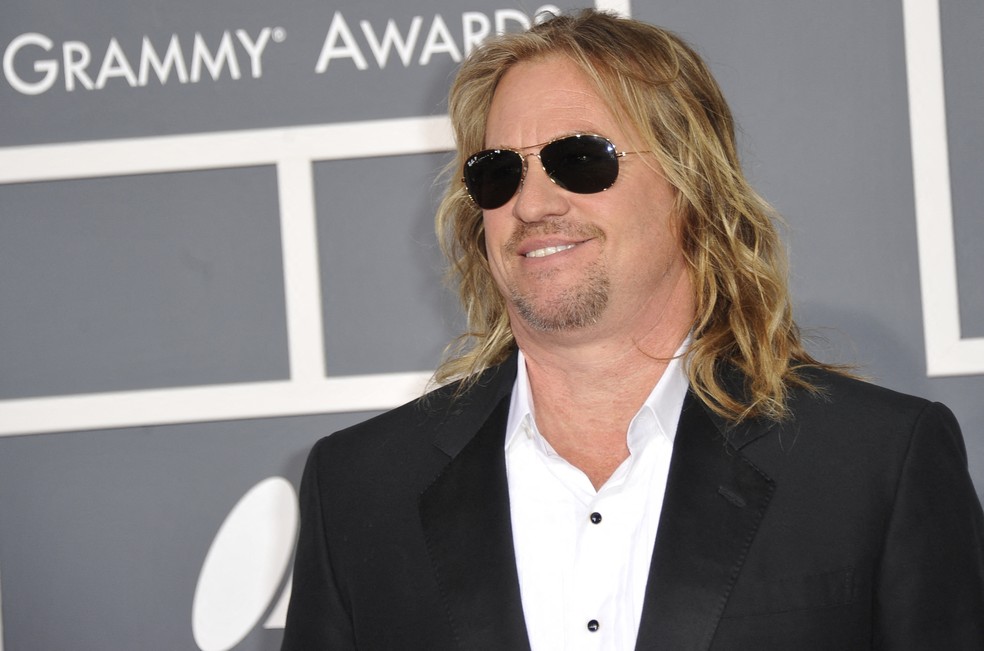 Val Kilmer no tapete vermelho do Grammy, em 2012 — Foto: Joe KLAMAR / AFP