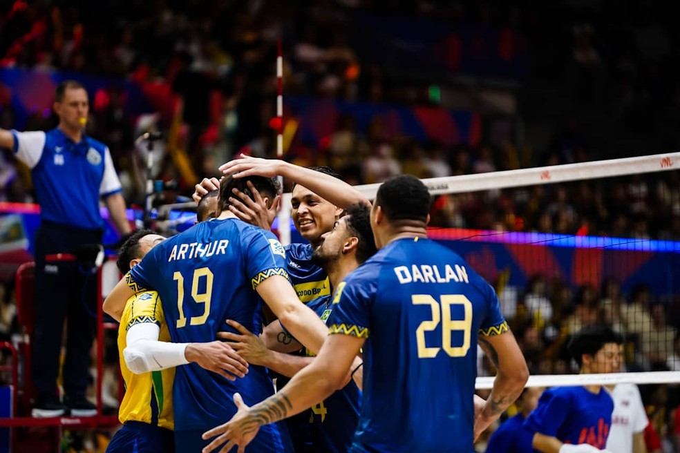 Atletas da seleção brasileira de vôlei festejam Arthur Bento, em jogo da VNL de 2025 — Foto: Divulgação FIVB