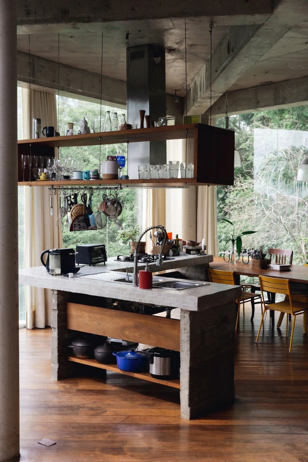 A cozinha da casa de Caio Blat — Foto: Reprodução/Airbnb