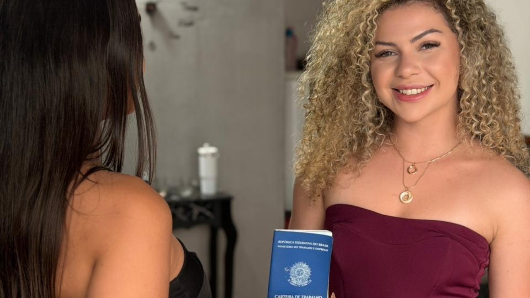 Dona de barbearia nudista rebate ataques após postar funcionária de avental com carteira de trabalho - QTU Questões do Universo