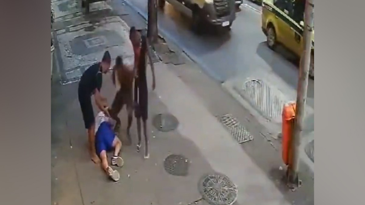 Homem atacado por bando em Copacabana levou chute e empurr&otilde;es antes de tomar soco e cair; veja v&iacute;deo