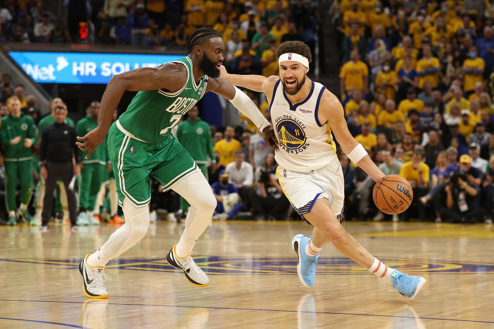 Klay Thompson, do Golden State Warriors, dribla Jaylen Brown, do Boston Celtics — Foto: Ezra Shaw/Getty Images/AFP