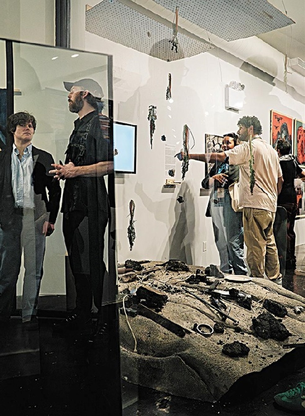 Na Bienal de Gaza, em Nova York, a instalação “O foguete e a cenoura” satiriza estratégia do governo israelense — Foto: Shuran Huang/The New York Times