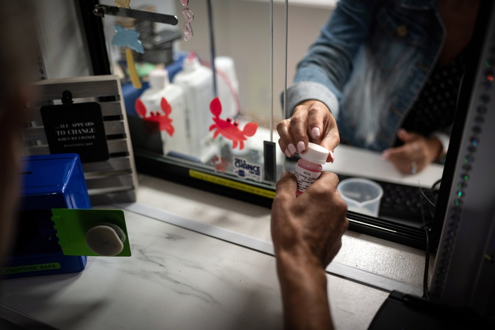 Paciente recebe dose de metadona &mdash; Foto: Erin Schaff/NYT