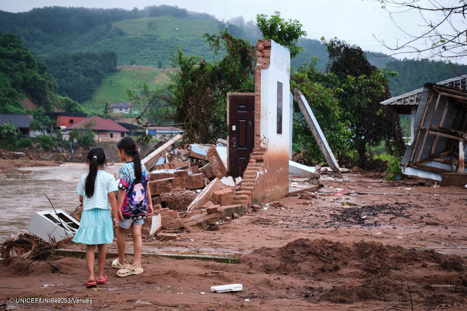 Meninas são mais afetadas quando impactos climáticos interrompem a educação, segundo a ONU