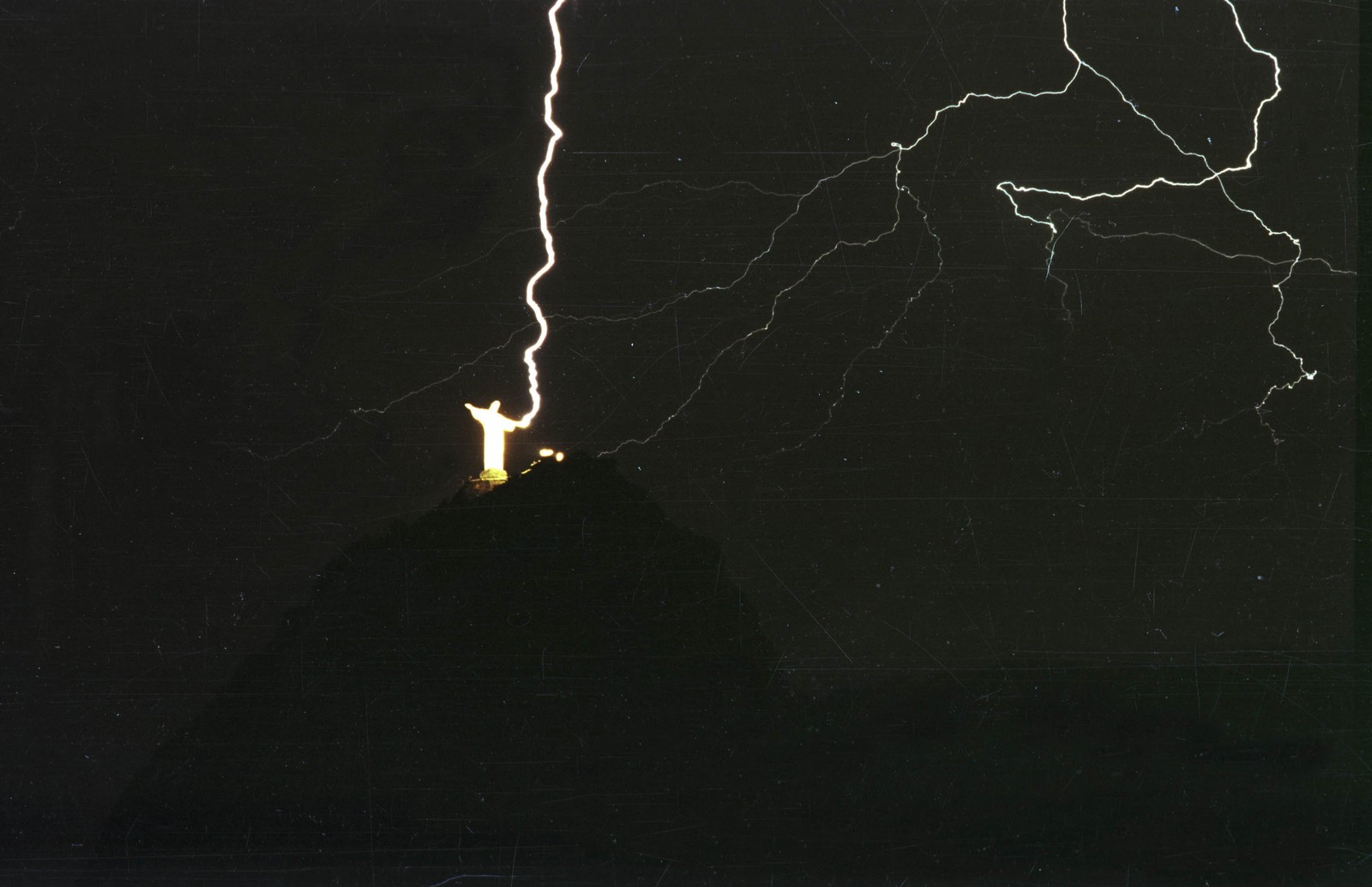  Durante um temporal um raio cai sobre o Cristo Redentor, no Morro do Corcovado. Foto Marcos Issa