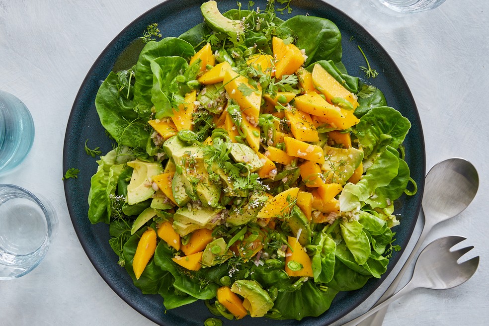 Salada de manga e abacate com vinagrete de limão — Foto: Christopher Simpson/The New York Times