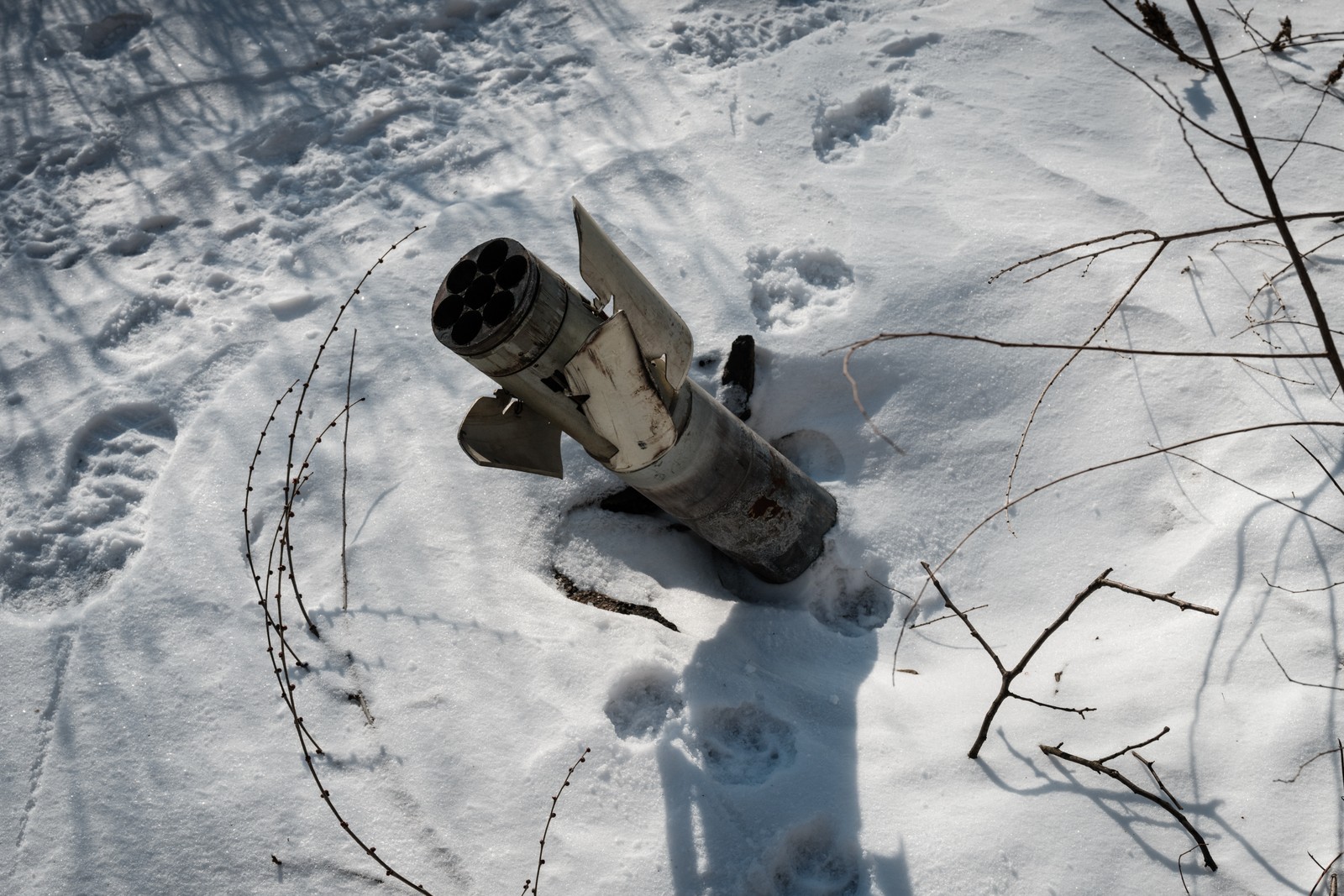 Parte de um míssil é visto coberto de neve na cidade de Avdiivka — Foto: YASUYOSHI CHIBA / AFP - 08/02/2023