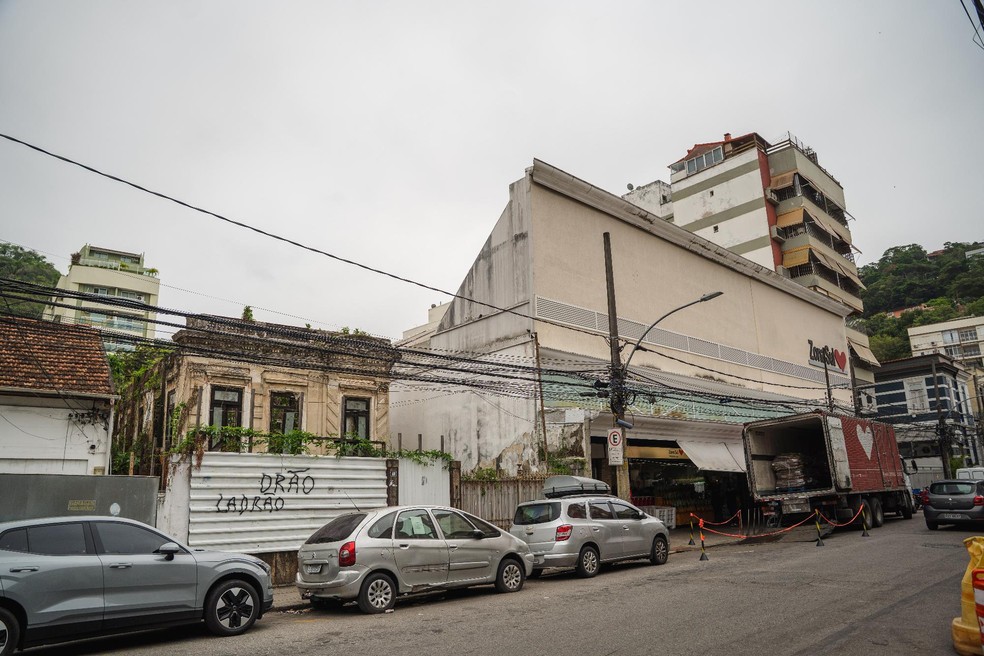 Vizinho do casarão na Rua Bambina, o supermercado Zona Sul foi à Justiça pedir providências para restauração do imóvel — Foto: Divulgação