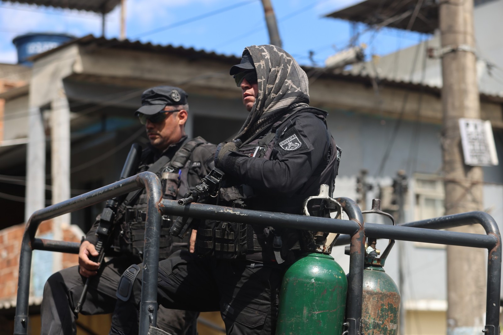 Military and civil police carry out an operation at Complexo do Salgueiro, in São Gonçalo — Photo: Fabiano Rocha / Agência O Globo